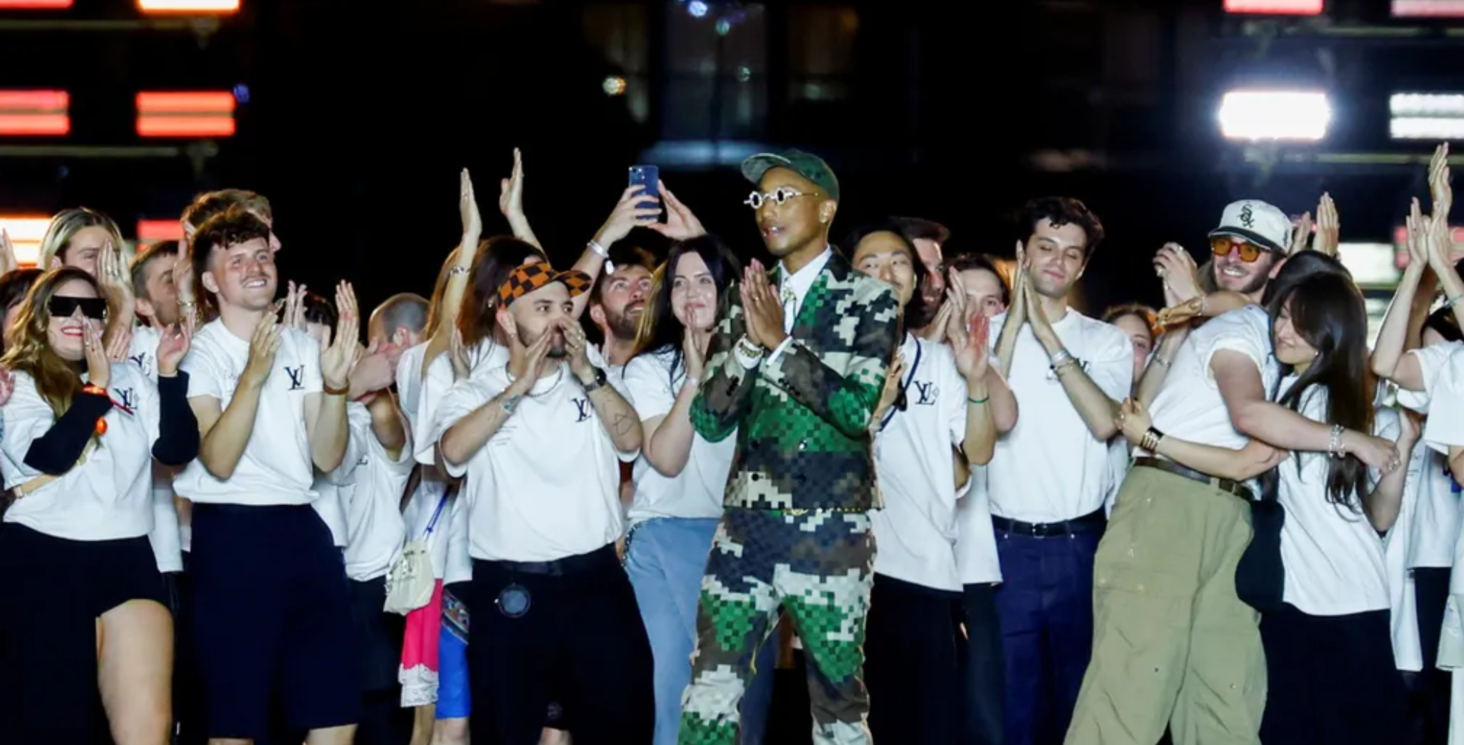Rihanna e A$AP Rocky chamam atenção no desfile da Louis Vuitton em Paris  2023